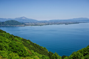 Fototapeta premium 滋賀県長浜市、つづら尾崎展望台から見える奥琵琶湖の初夏の風景