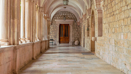 Intérieur du cloître dominicain de Dubrovnik