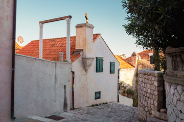 Maison aux volets vert dans la vieille ville de Dubrovnik