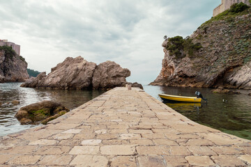 Quai en pierre de la baie de Pile avec un bateau jaune, Dubrovnik 2