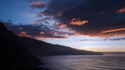 Fototapeta premium Beautiful orange sunset over the ocean
