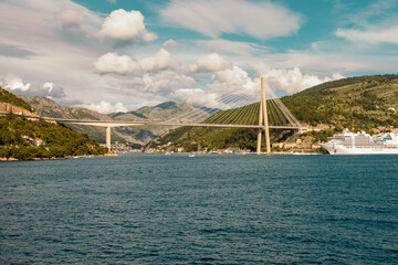 Fototapeta premium Bateau de croisière amaré au port de Dubrovnik avec vue sur le pont