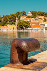 Bite d'amarage &agrave; Cavtat avec le mausol&eacute; et le monast&egrave;re en arri&egrave;re plan, Croatie