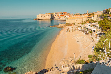 Plage Banje avec vue sur le vieux port de Dubrovnik