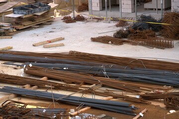 Pręty zbrojeniowe na budowie © Jacek