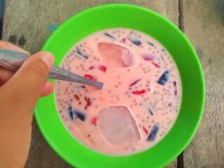 Ice jelly drink is a fresh drink made from pieces of jelly mixed with sweetened condensed milk and sugar water, then served with ice cubes