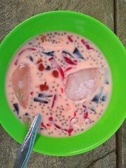 Ice jelly drink is a fresh drink made from pieces of jelly mixed with sweetened condensed milk and sugar water, then served with ice cubes