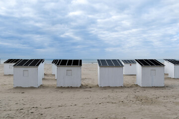 Naklejka premium Face à la mer, devant sa cabane