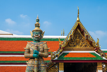 Fototapeta premium Sculpture of a giant guarding at the gate of the temple of the Emerald Buddha, Bangkok