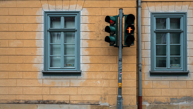 Verkehrsampel an einer Hausfassade, Th&uuml;ringen, Deutschland
