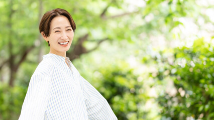 新緑の中を歩く女性