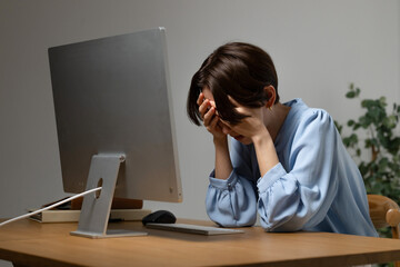パソコン作業に疲れる女性