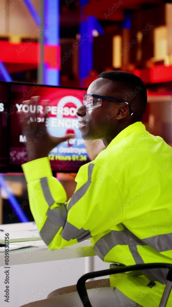 Aufkleber warehouse worker confused with malware attack