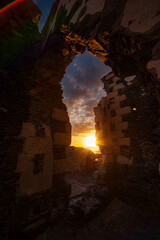 Obraz premium Pumping station ruins at the seashore at the sunset