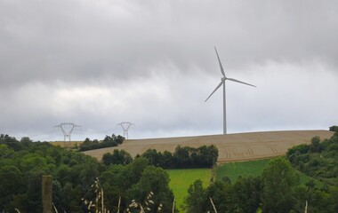Eolienne érigée au milieu des champs.