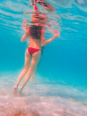 Vista subacquea di una giovane donna che fa snorkeling in acque poco profonde 2155