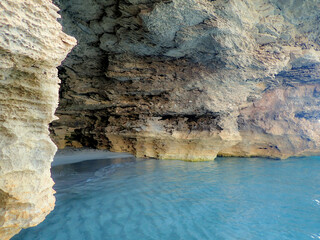 Grotta sulla costa di Vendicari 2178