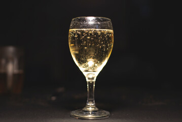 Copa de sidra con fondo negro