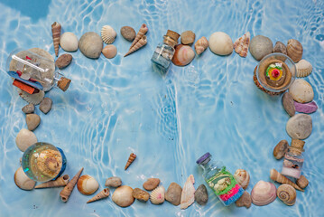 Caracoles, conchas, piedras, frascos, arena, recuerdos del mar en verano