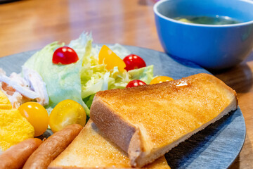 朝食のトーストとサラダ
