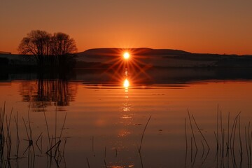 Obraz premium The Sun Setting Over a Body of Water