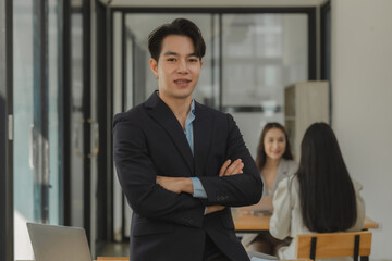picture of businesspeople is looking into the camera in the office, front view of an entrepreneur smiling and posing with confidence, portrait of executive staff