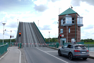 Die Jann-Berghaus-Brücke über die Ems in Leer in Ostfriesland, eine der größten Klappbrücken Westeuropas