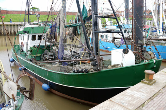 Fischkutter im Hafen von Ditzum, Jemgum - Rheiderland / Ostfriesland, Emsm&uuml;ndung bei Emden