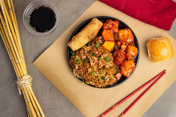 Comida China, arroz, lumpias, pollo agridulce