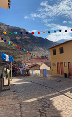 photo d'une rue décorée de toutes les couleurs au Pérou. C'est un petit village au pied de la...