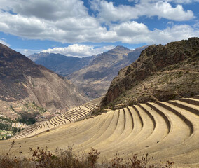 photo prise dans la région de Cusco au Pérou et plus précisément à Pisac. On y aperçoit des...