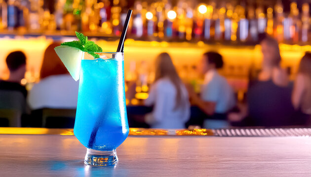Cocktail Blue Lagoon, im Hintergrund eine Bar 