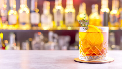 Naklejka premium Old Fashioned Cocktail, im Hintergrund eine Bar 
