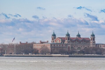 Obraz premium A large building with a green roof and a flag flying in the background