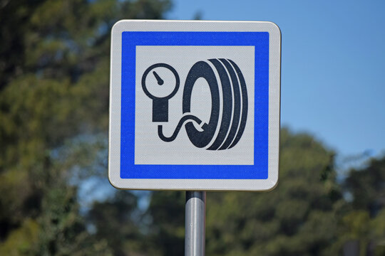 Panneaux de signalisation : point de gonflage de pneus de voiture.