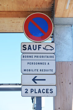 Panneaux interdit de stationner sauf aux v&eacute;hicules &eacute;lectriques, borne prioritaire aux personnes &agrave; mobilit&eacute; r&eacute;duite, nombre de places pr&eacute;cis&eacute;.