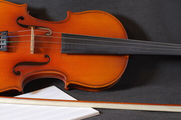 Fototapeta premium violen arco partitura blanco fondo negro 