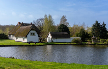 Ferienhäuser an einem kleinen Teich, Binz, Rügen, Mecklenburg-Vorpommern, Deutschland