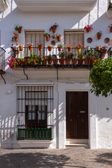 dekorativer Balkon mit Blumen und Pflanzen, Vejer, Andalusien, Spanien