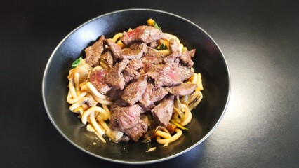 Fait maison - Nouilles udon, bœuf et courgette