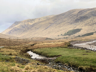 Fototapeta premium A view of the Scotland Countryside near the Glencoe Mountains on a sunny day