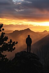 Obraz premium Silhouette mountain crest framed last light moment quiet contemplation