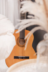 Akustikgitarre an der wand 