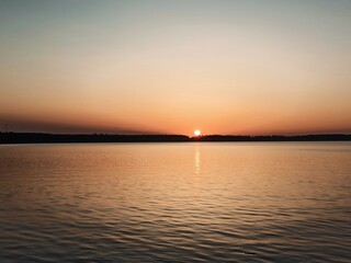 Naklejka premium Calm warm orange sunset on the ocean.