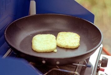 Frying pan with a couple of hash browns. Film shot scan (24×36 мм). Film: Fuji colour, ISO 200.