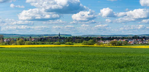 Blick auf Echzell mit bl&uuml;hendem Rapsfeld