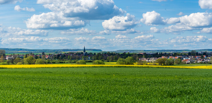 Blick auf Echzell mit bl&uuml;hendem Rapsfeld