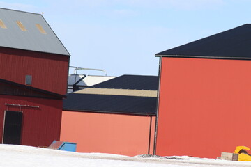 Naklejka premium red barn in winter