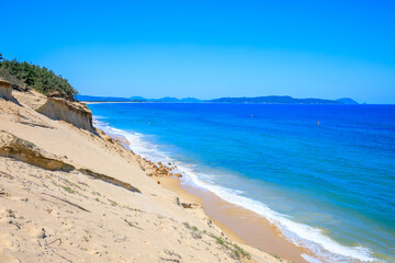 初夏の雁ノ巣砂丘　奈多断層　（満潮時）　福岡県福岡市　Early summer Gannosu Sand Dunes. Nata Fault.(At high tide). Fukuoka Pref, Fukuoka City.