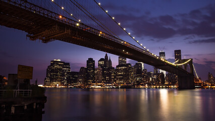 Fototapeta na wymiar Twilight over brooklyn bridge with manhattan skyline